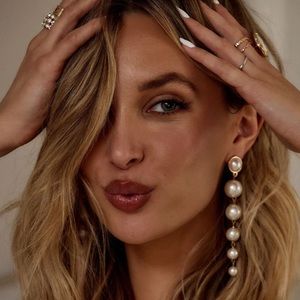 EVANGELINA PEARL STATEMENT EARRINGS